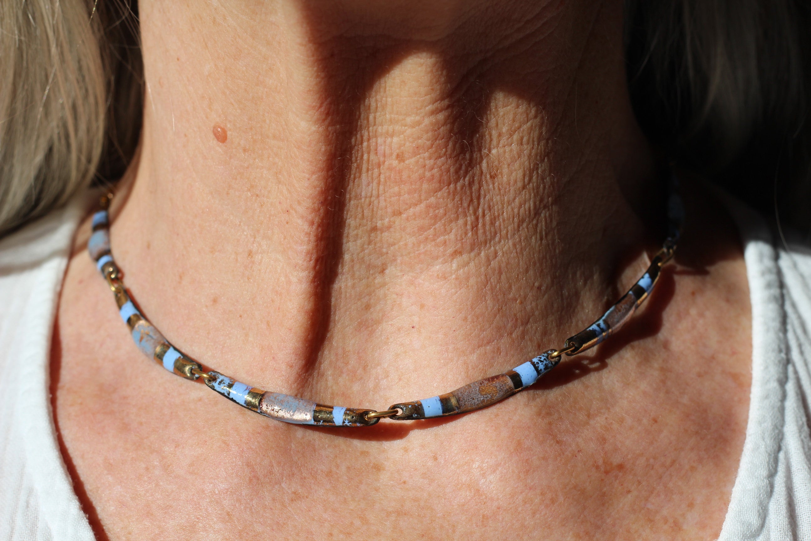 Le collier numéro Un lavande et doré