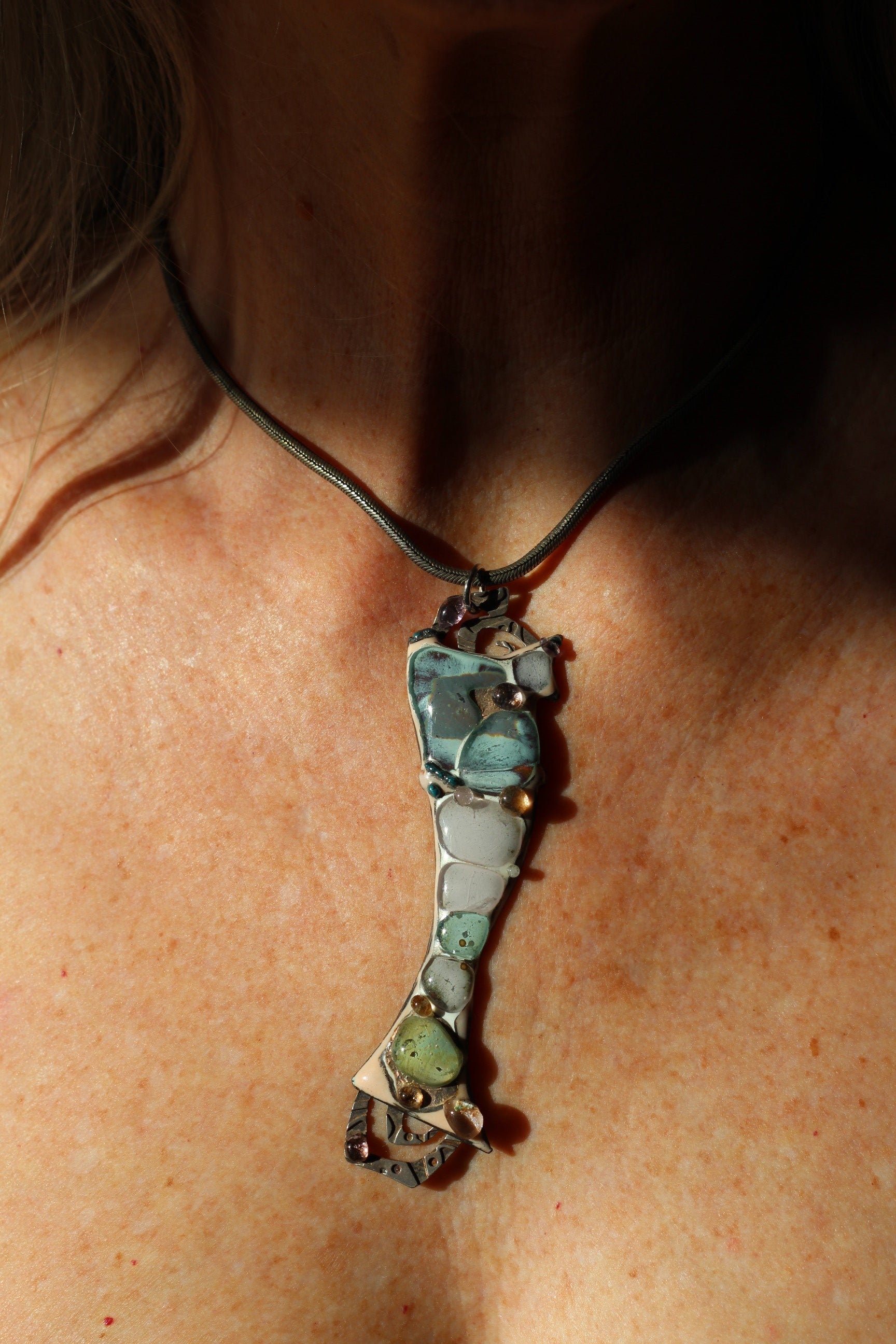 Le pendentif poisson abstrait en argent