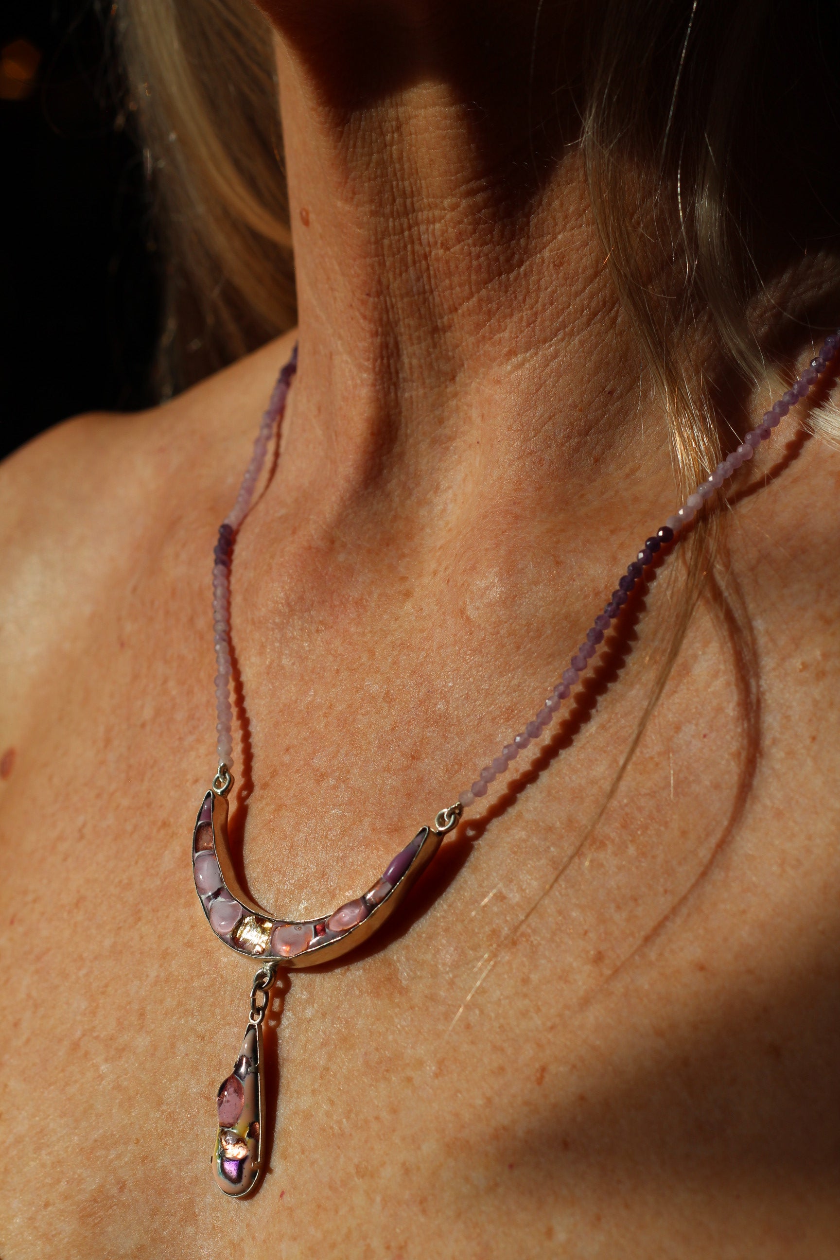 Le collier scintillant lilas et argent
