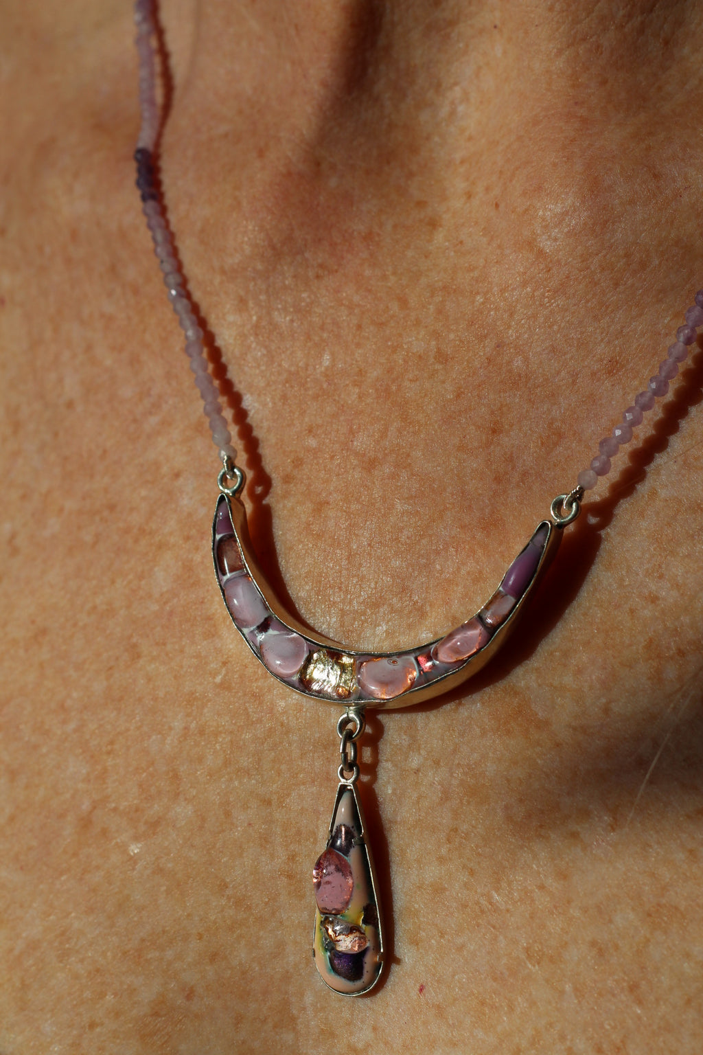 Le collier scintillant lilas et argent