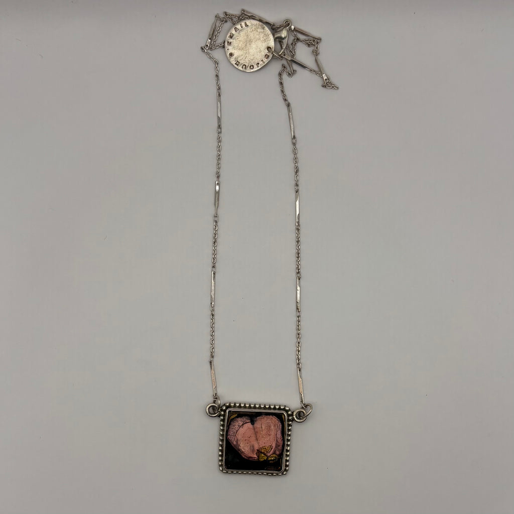 Le carré d'émail et d'argent