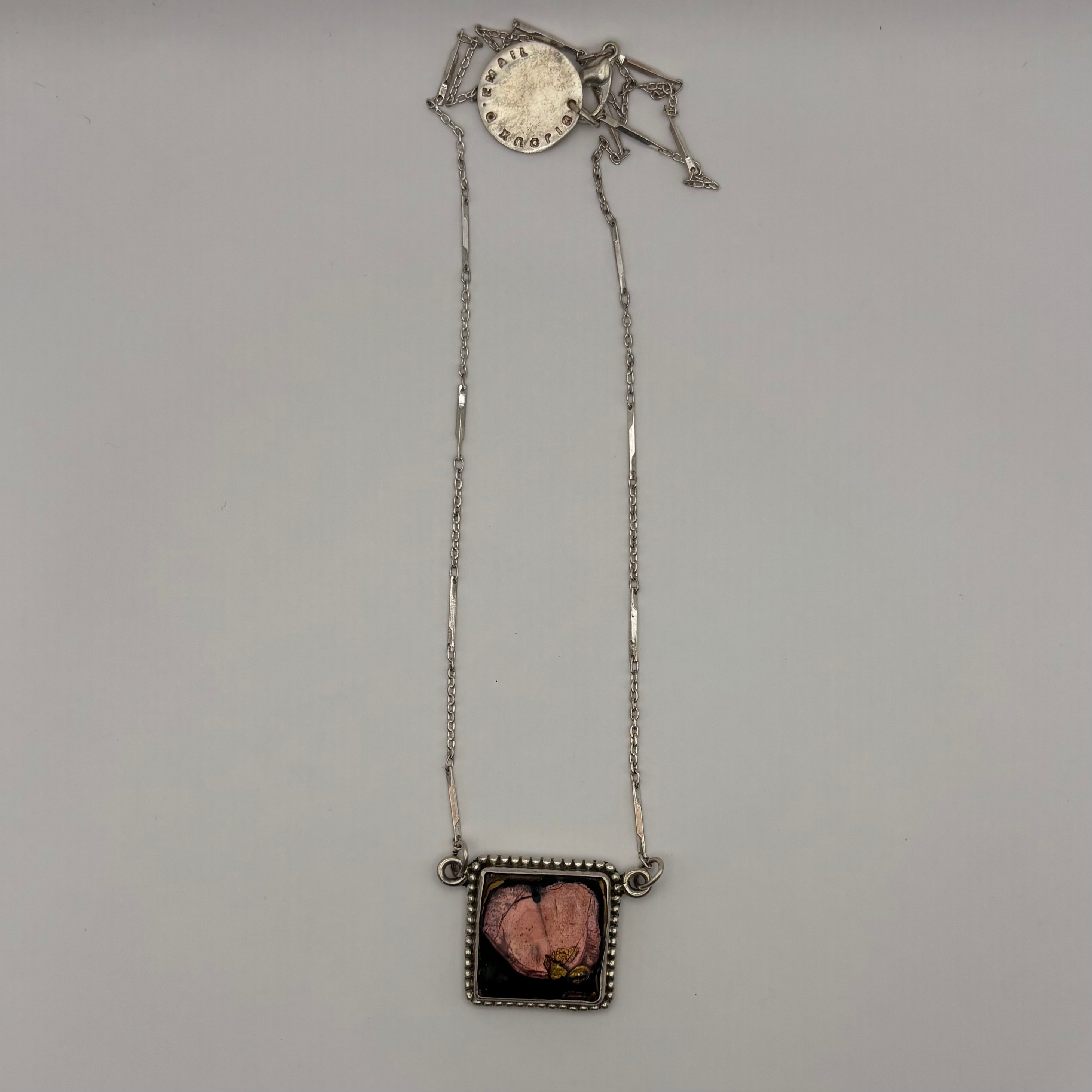 Le carré d'émail et d'argent