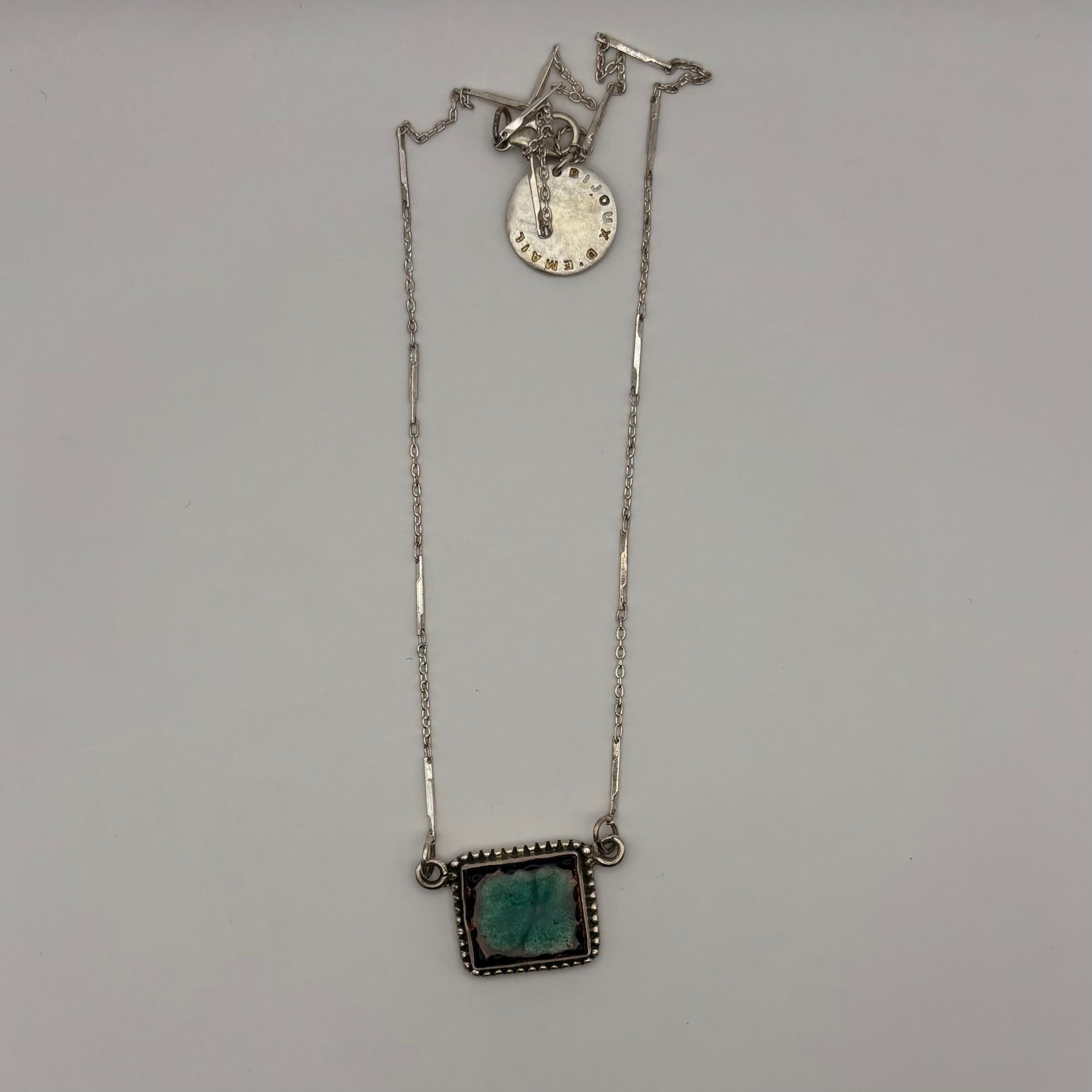 Le carré d'émail et d'argent