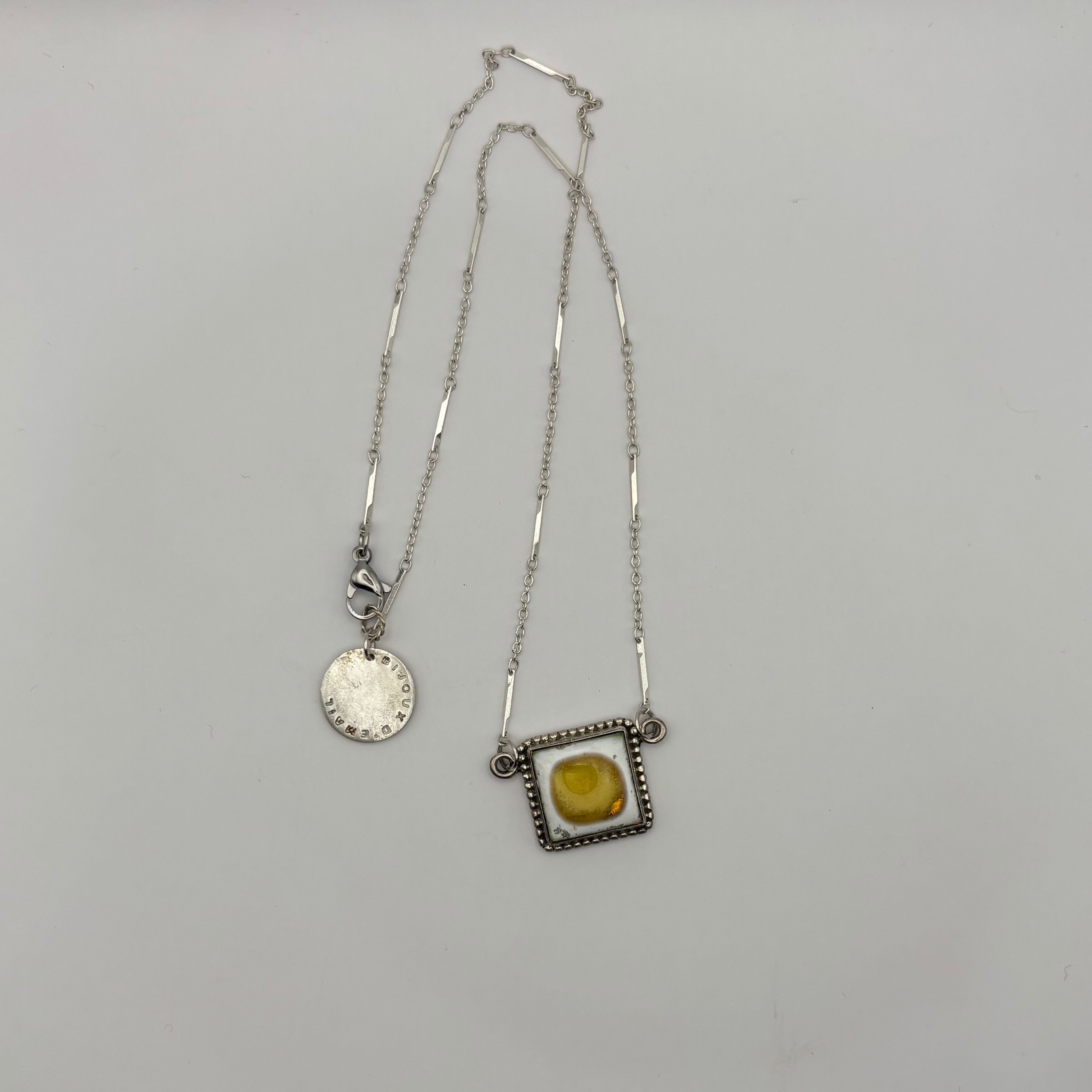 Le carré d'émail et d'argent