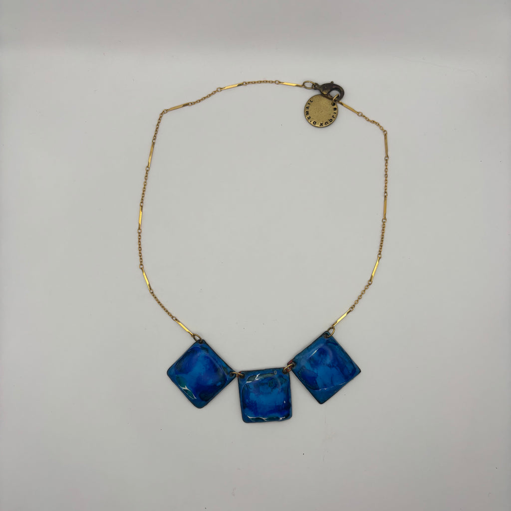 Le collier trois grand carrés