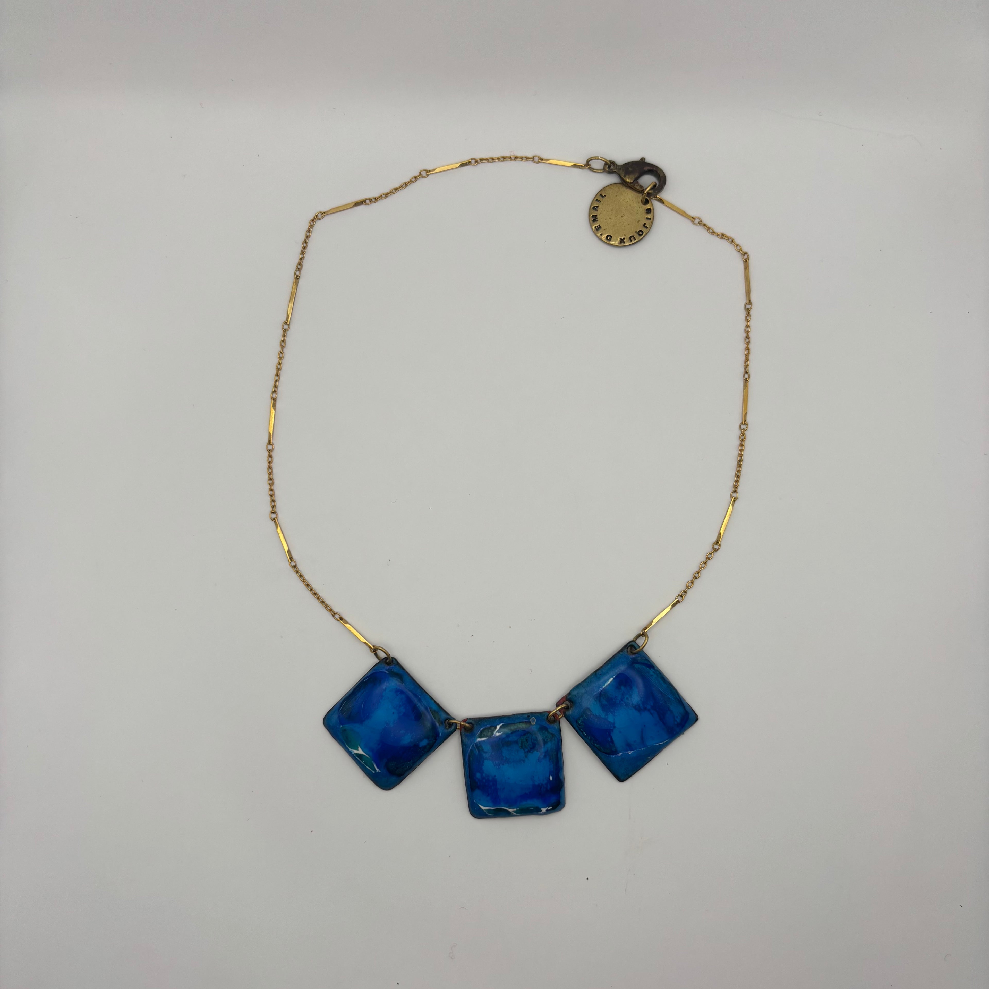 Le collier trois grand carrés