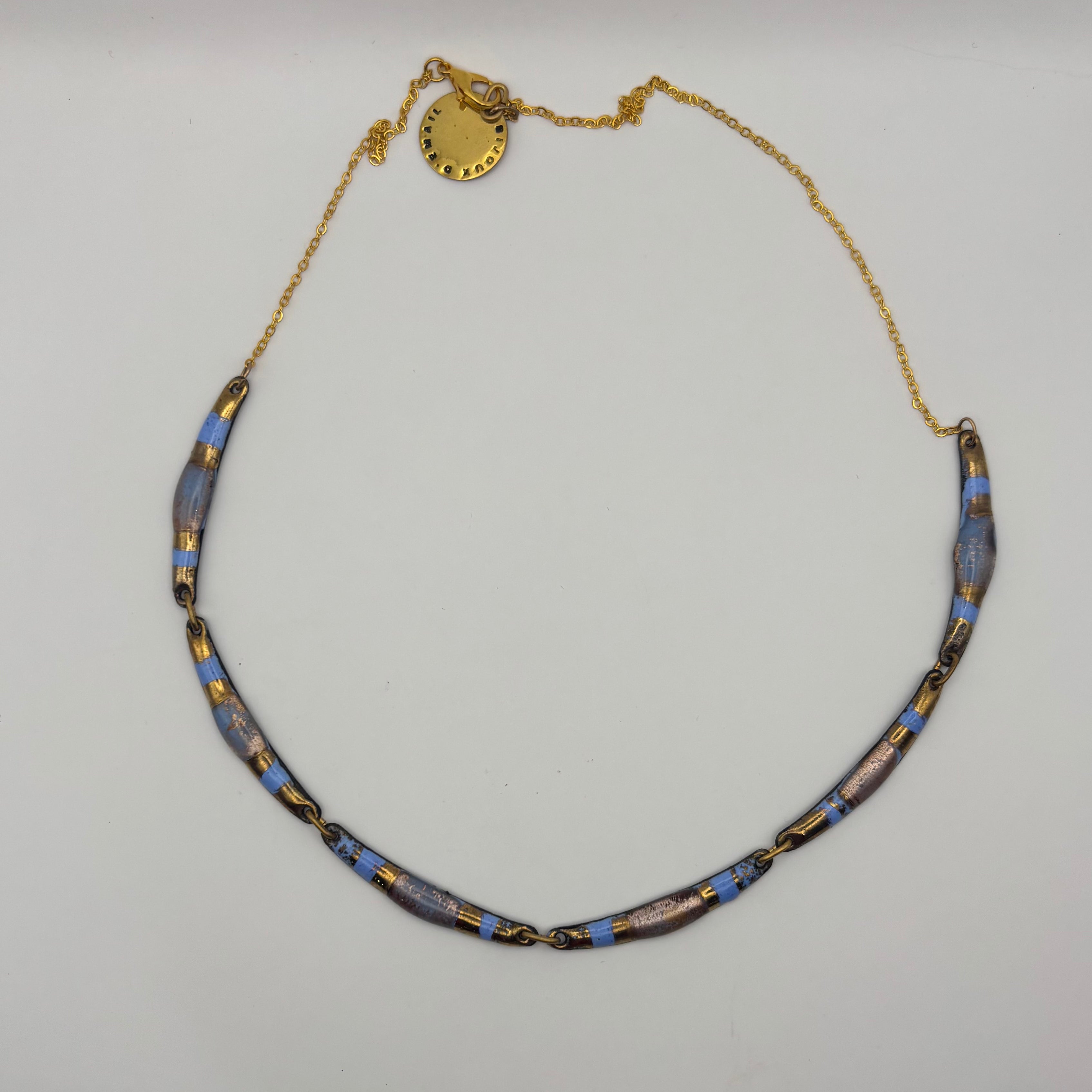 Le collier numéro Un lavande et doré