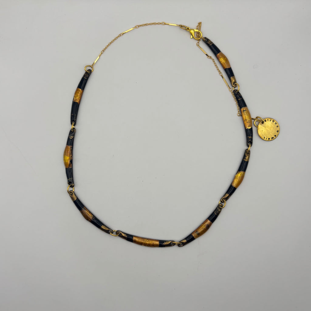Le collier numéro Un savane