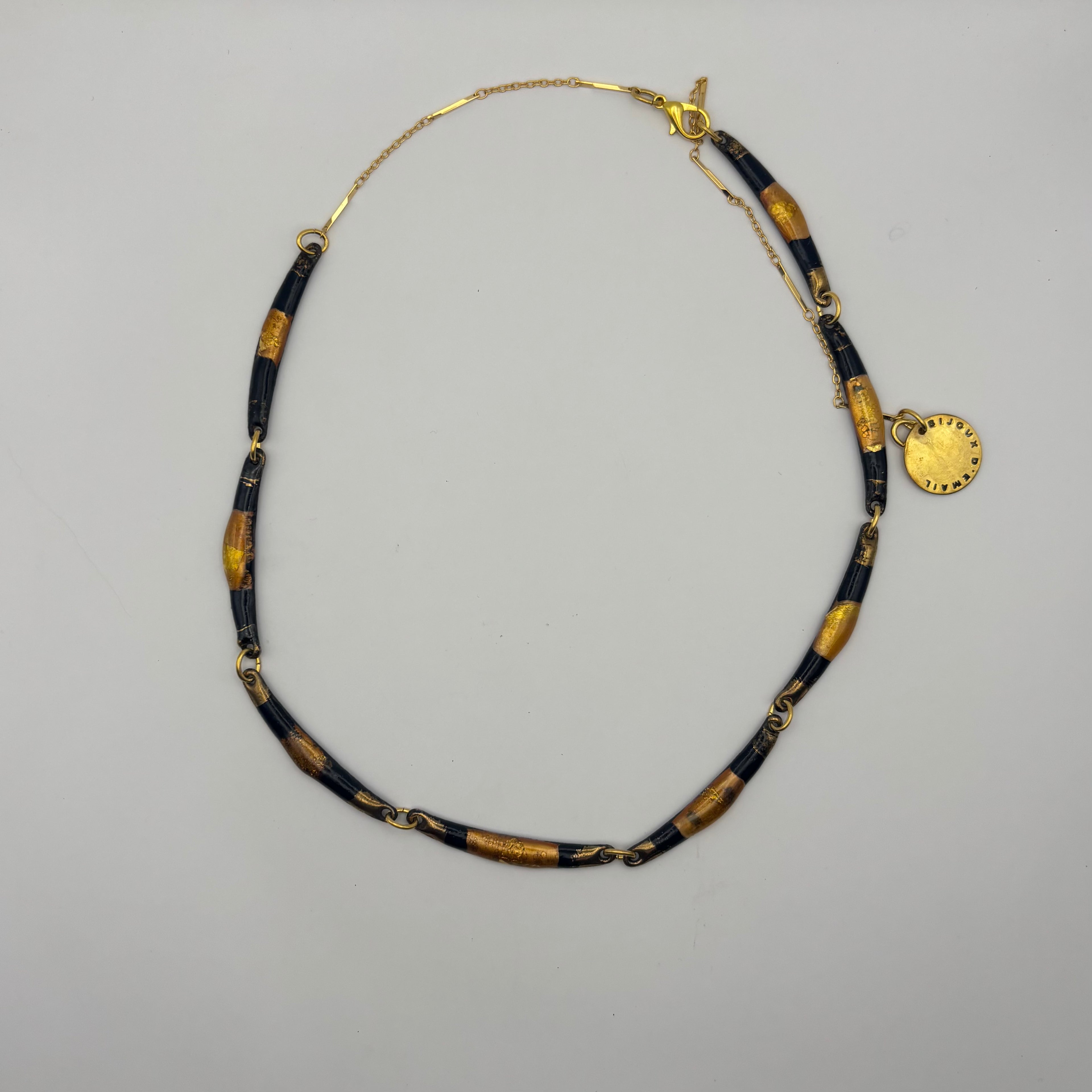 Le collier numéro Un savane