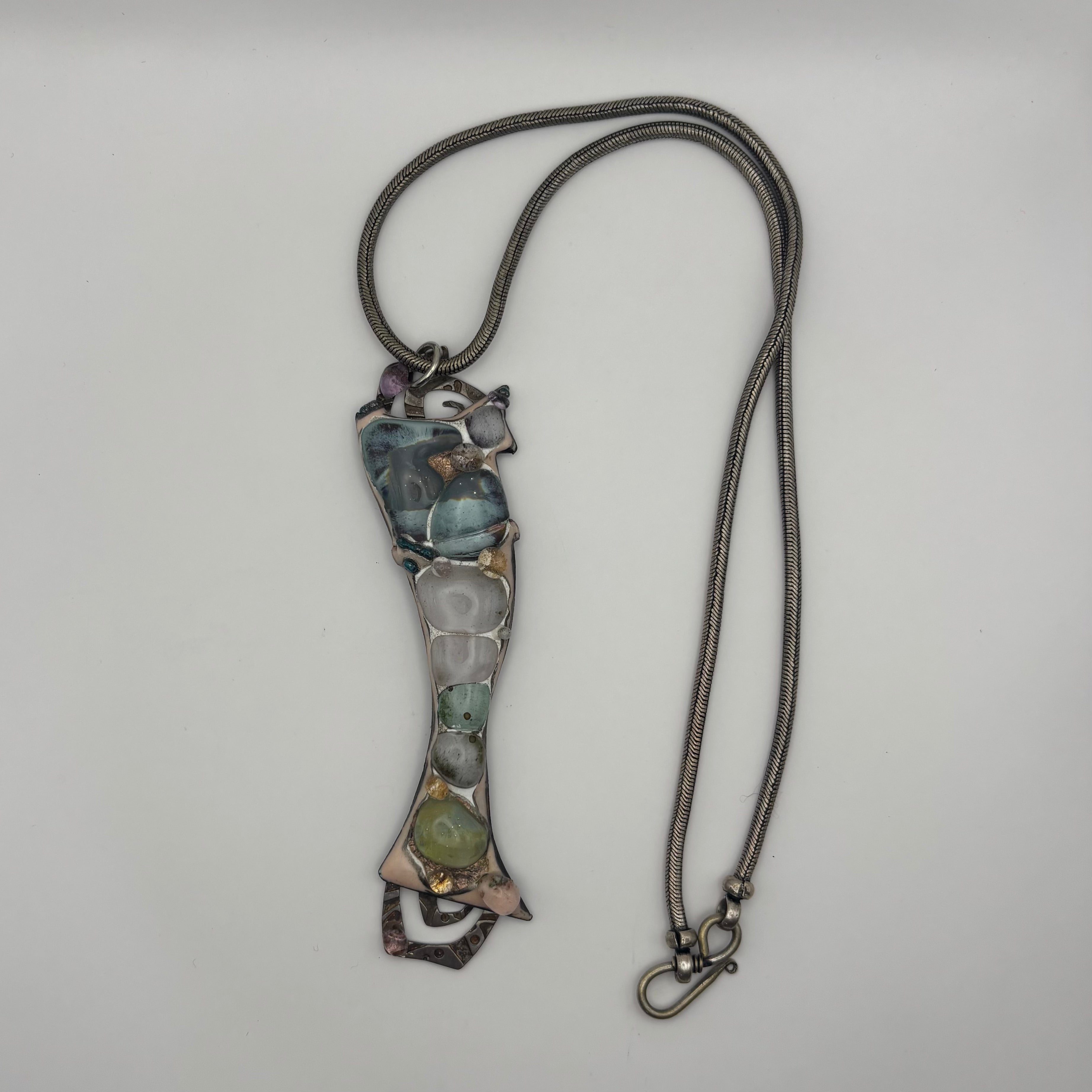 Le pendentif poisson abstrait en argent