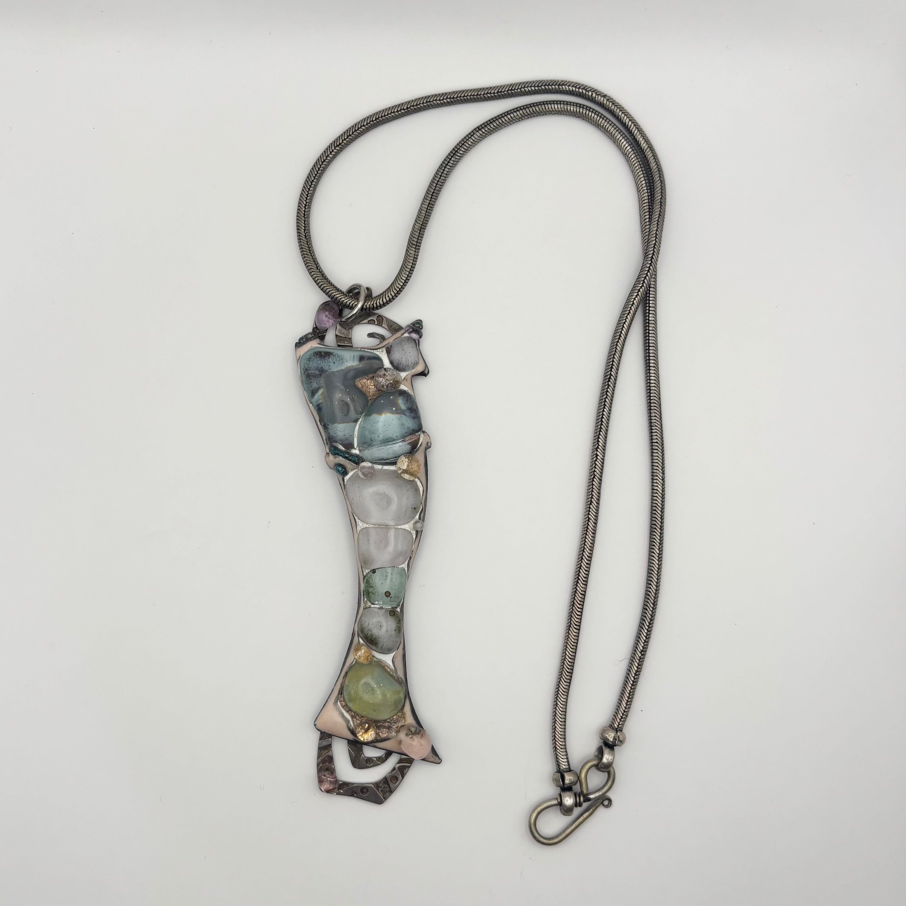 Le pendentif poisson abstrait en argent
