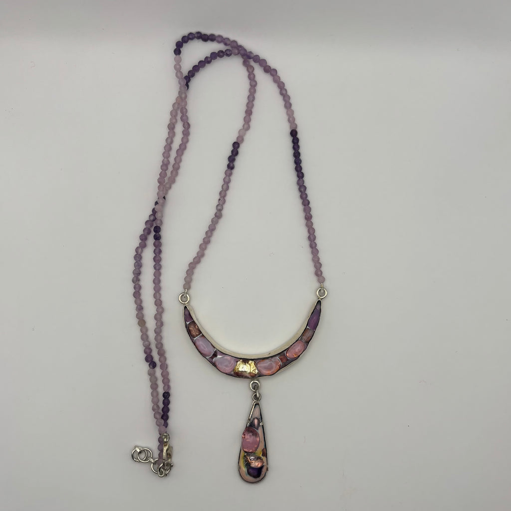 Le collier scintillant lilas et argent