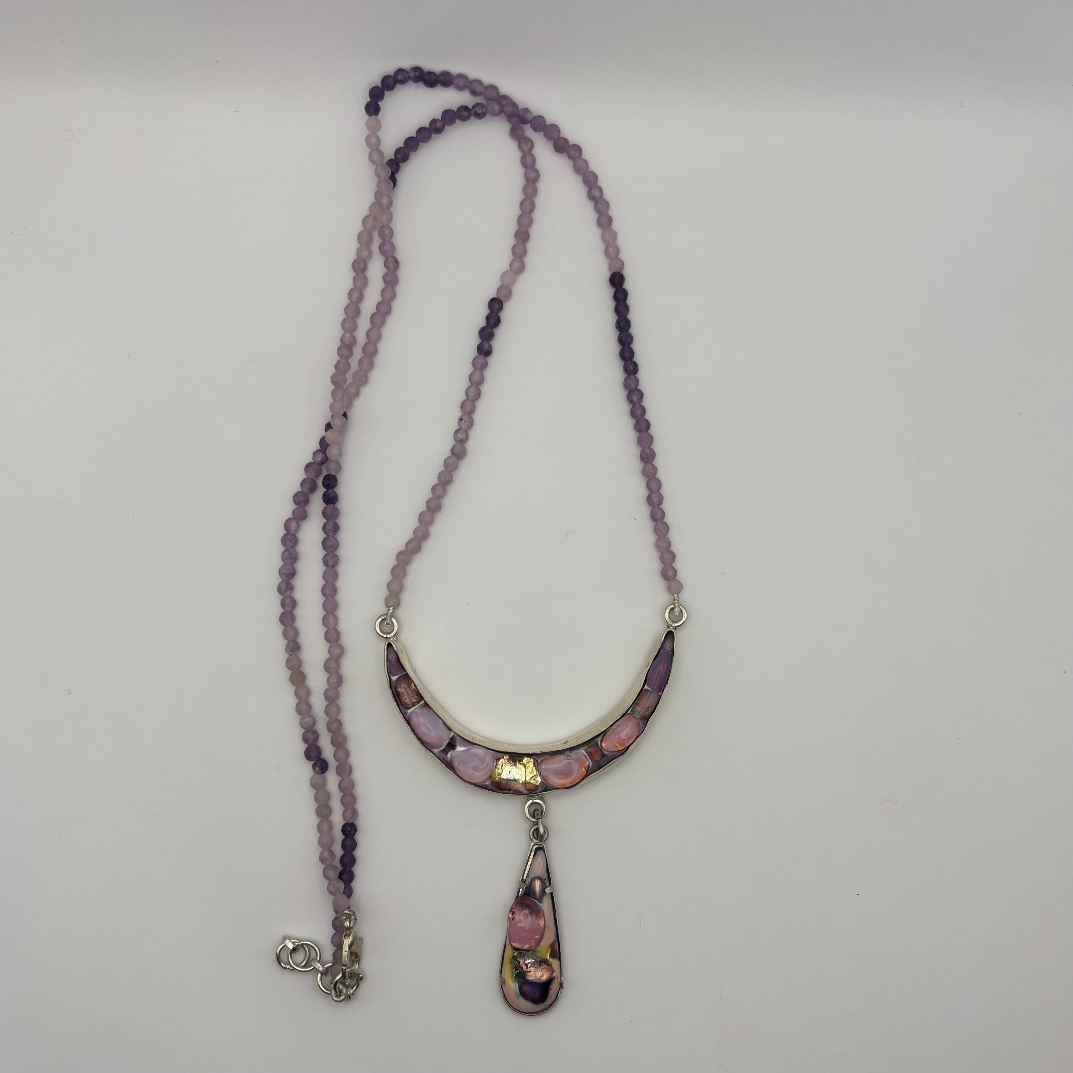Le collier scintillant lilas et argent