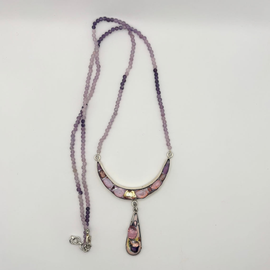 Le collier scintillant lilas et argent