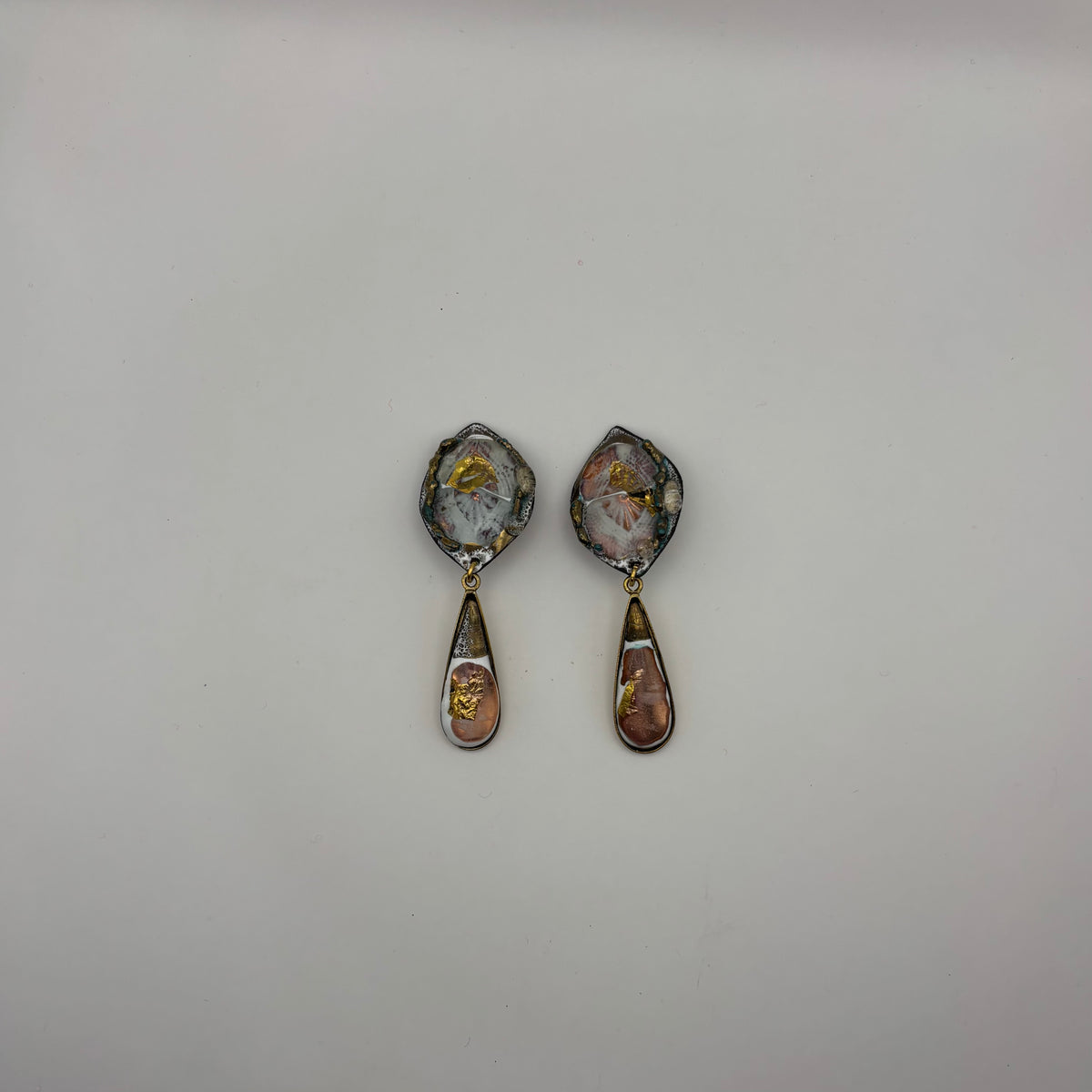 Boucles D'oreilles Clips Anciennes - Coquillage Et Marcassite, Métal Argenté - Vintage